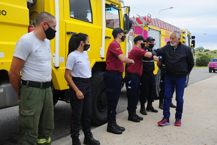 You are currently viewing El gobernador despidió al equipo de brigadistas y bomberos que viajó a Corrientes a combatir los incendios
