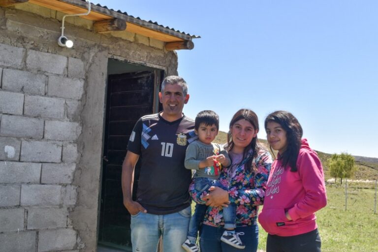 Lee más sobre el artículo “Mi Energía Rural” llegó a una familia del paraje Piedra Bola