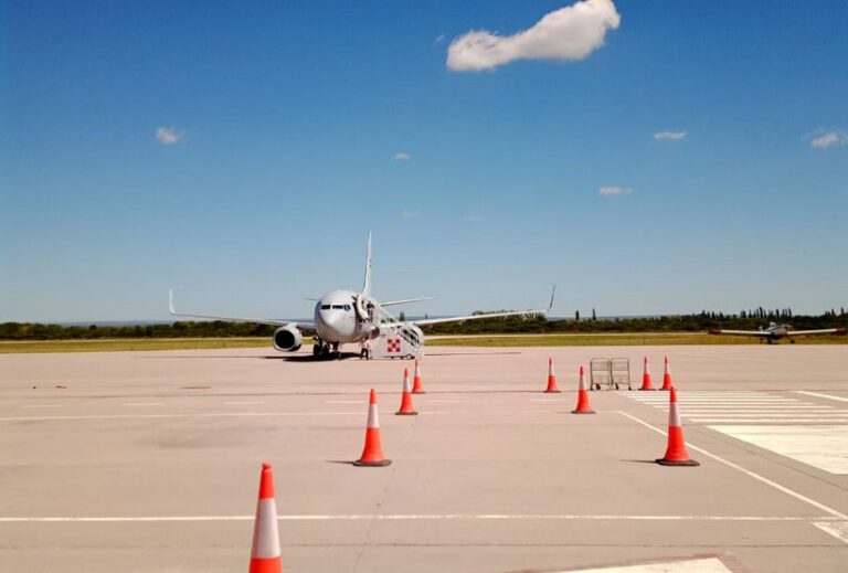 Lee más sobre el artículo Este lunes se concretó un nuevo vuelo del Boeing 737 al aeropuerto Valle del Conlara y Villa Reynolds