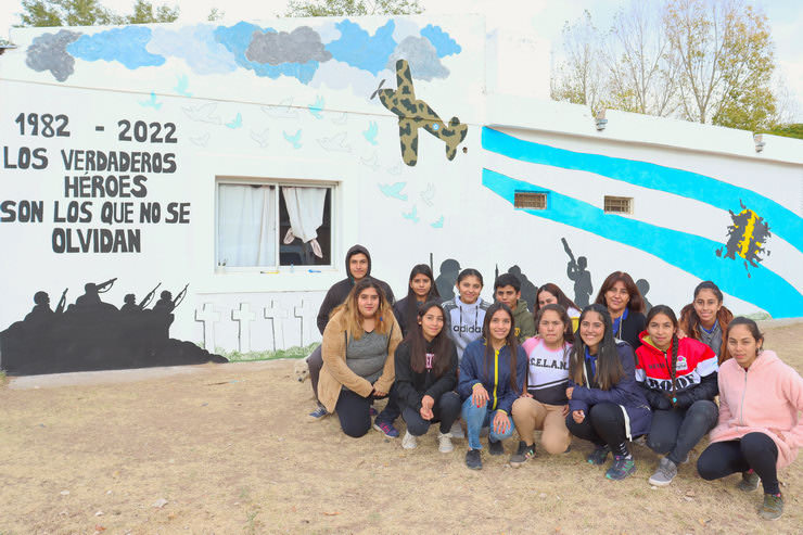 You are currently viewing Alumnos de la EPDR de Navia hicieron un mural por los 40 años de Malvinas