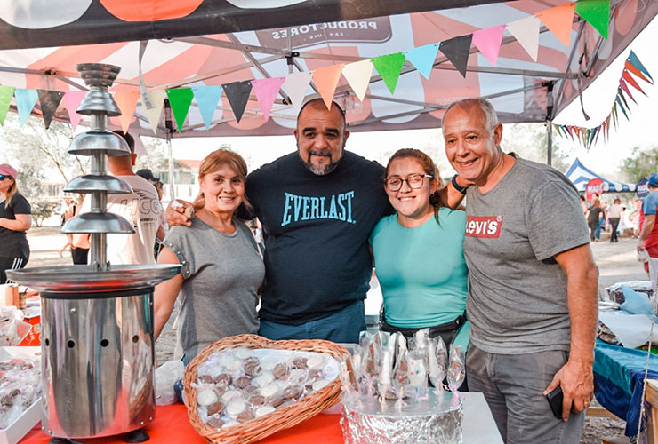 Read more about the article Las familias mercedinas volvieron a encontrarse con el color y los sabores de la Feria de Pequeños y Medianos Productores