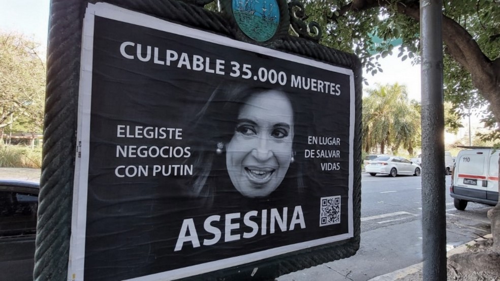 Read more about the article Allanaron la casa de quien habría encargado los afiches difamatorios contra Cristina Kirchner
