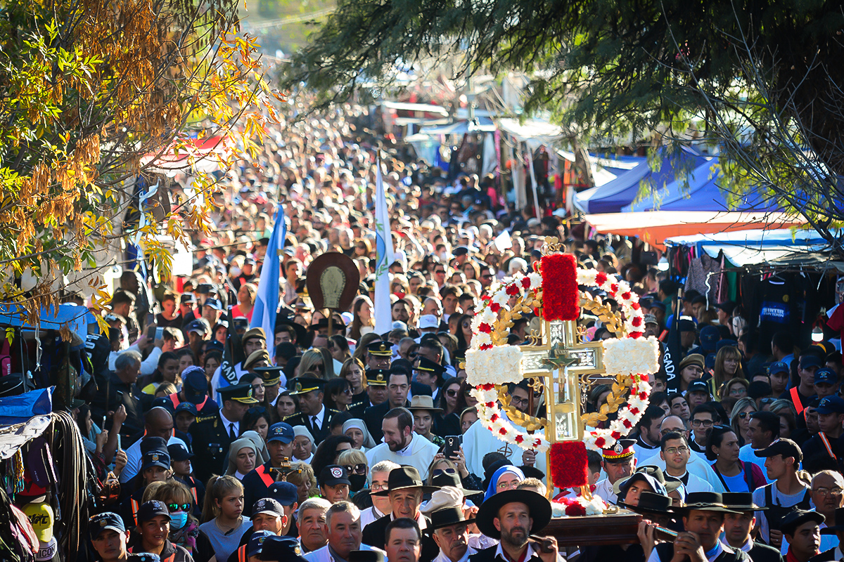 Read more about the article Una multitud de fieles participó de la misa central y la tradicional procesión en honor al Cristo de la Quebrada