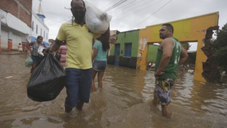Lee más sobre el artículo Ascienden a 56 los muertos a causa de las lluvias en el estado brasileño de Pernambuco