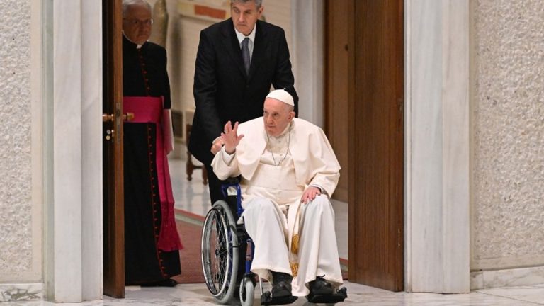 Read more about the article Papa Francisco apareció en silla de ruedas