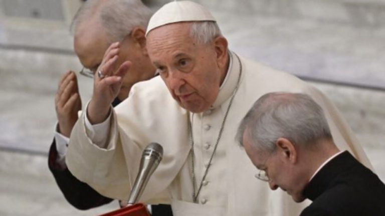 Lee más sobre el artículo El papa Francisco aseguró que quiere reunirse con Putin para frenar la guerra en Ucrania