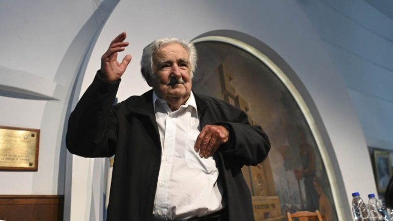 Lee más sobre el artículo Mujica le pidió a los colombianos que ayuden a Petro, porque “no puede hacer magia”