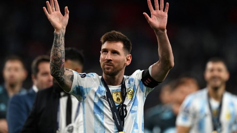 Read more about the article Tras ganar la Finalíssima, Messi superó en títulos a Pelé