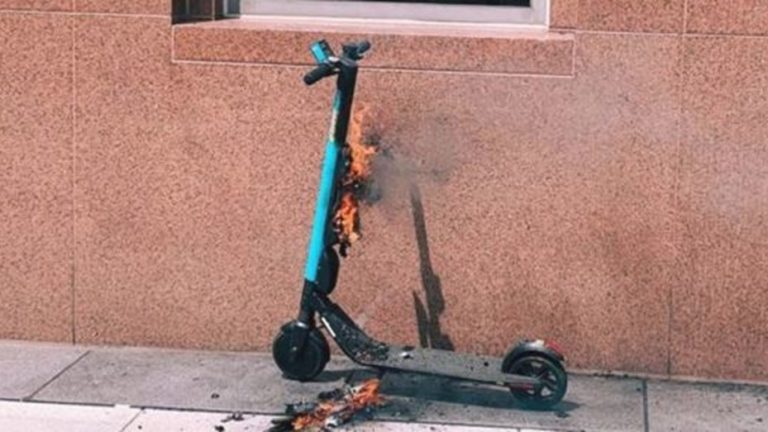 Lee más sobre el artículo Por qué puede explotar la batería de un monopatín eléctrico y cómo evitarlo