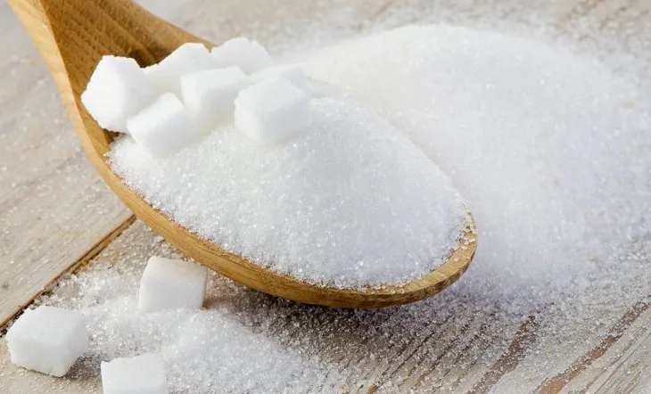 You are currently viewing ANMAT prohibió una marca de azúcar tras encontrar piedras en una bolsa: cuál es