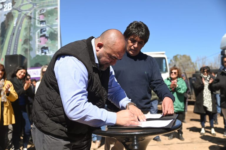 Lee más sobre el artículo Iniciaron dos obras que potenciarán el desarrollo de los barrios La Ribera y 300 Viviendas
