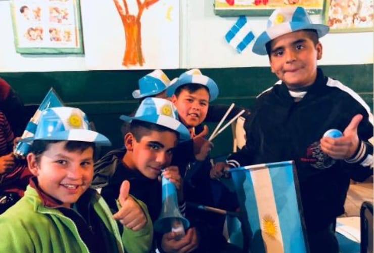 Read more about the article Los estudiantes podrán elegir ver a la Selección Argentina en la escuela o en la casa