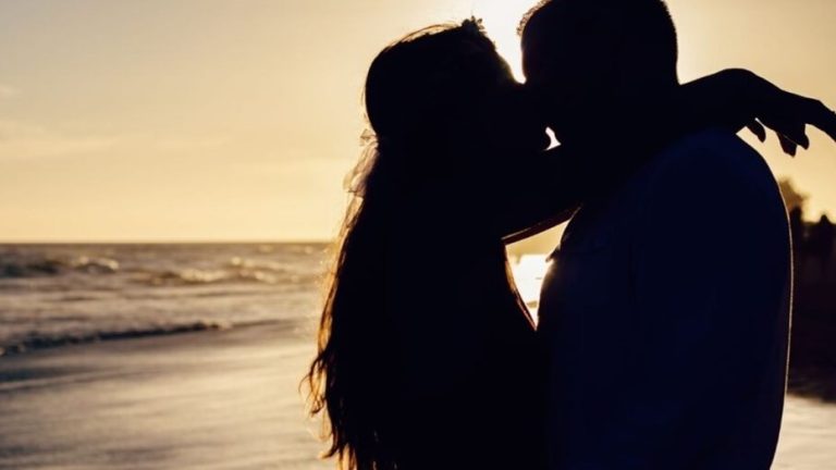 Lee más sobre el artículo Mujer confesó que, para poder estar con su amante, le regaló a su marido entradas para el Mundial