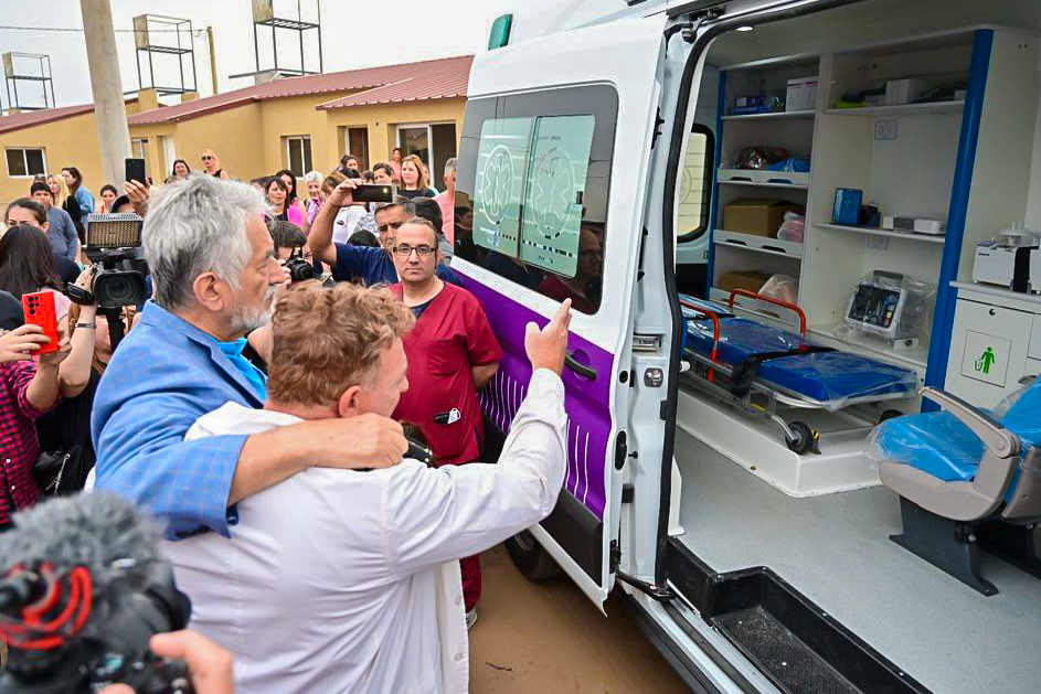 Read more about the article El gobernador entregó una ambulancia en Buena Esperanza