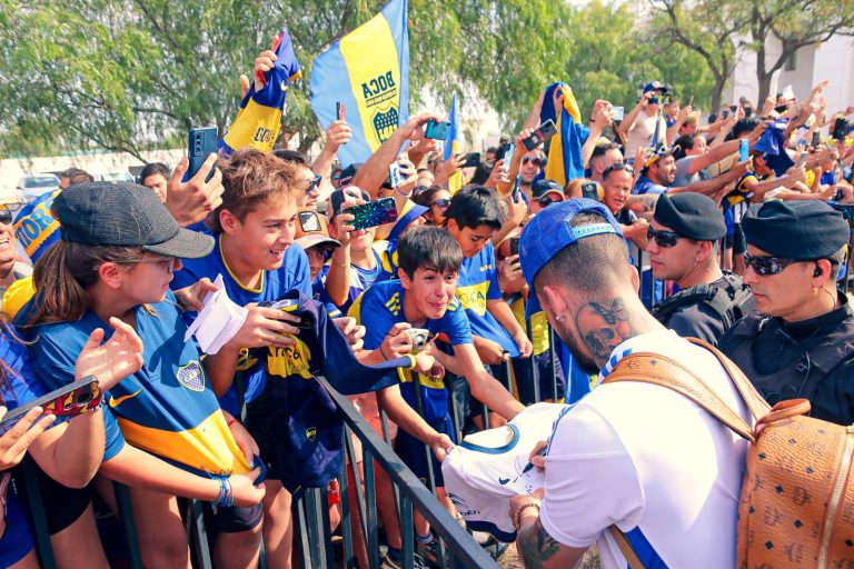 Lee más sobre el artículo Una multitud recibió a Boca en su llegada a San Luis