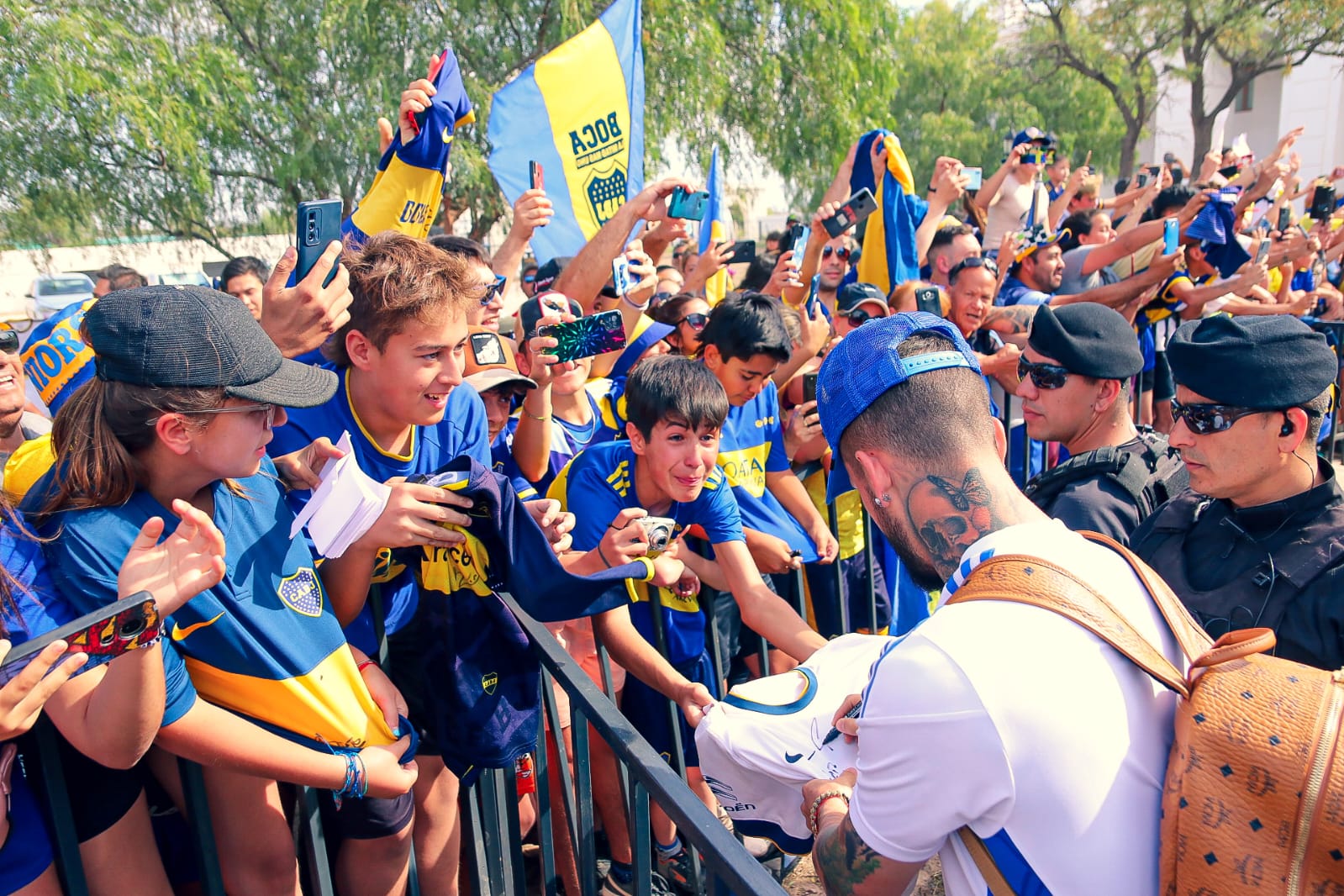 Read more about the article Una multitud recibió a Boca en su llegada a San Luis