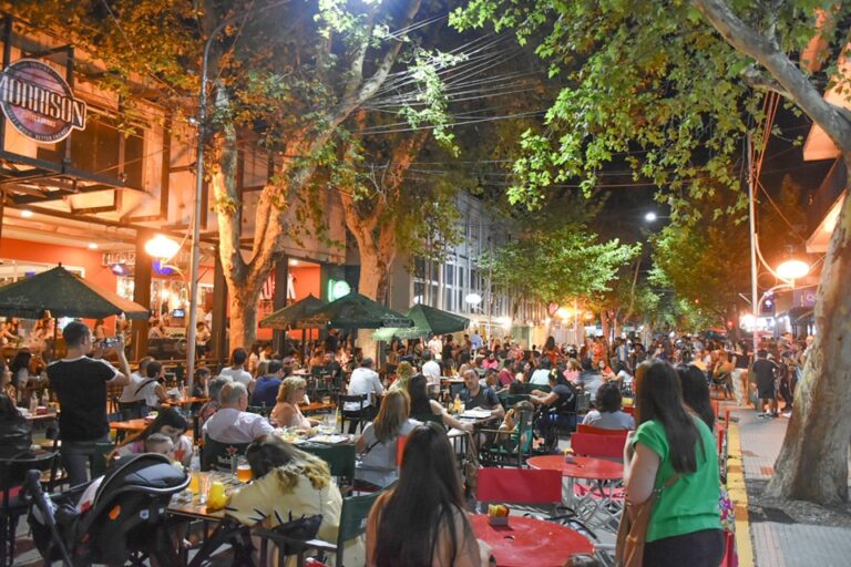 Lee más sobre el artículo Los Carnavales ya se palpitan en la Noche de Bares