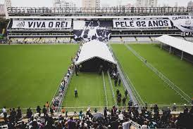 You are currently viewing El último adiós a Pelé: el astro brasileño fue despedido por una multitud en el estadio y las calles de Santos