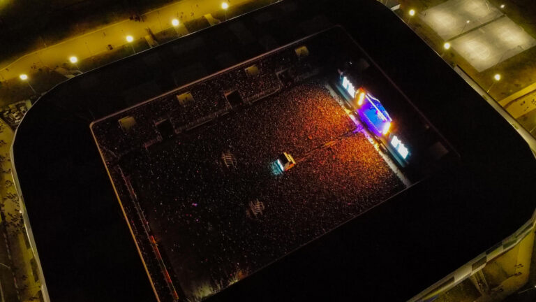 Lee más sobre el artículo Épica tercera noche con más de 81.000 personas en el Estadio de La Pedrera