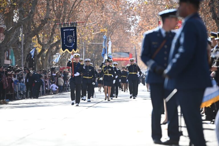 Lee más sobre el artículo Continúan las inscripciones para participar en el desfile del 9 de julio
