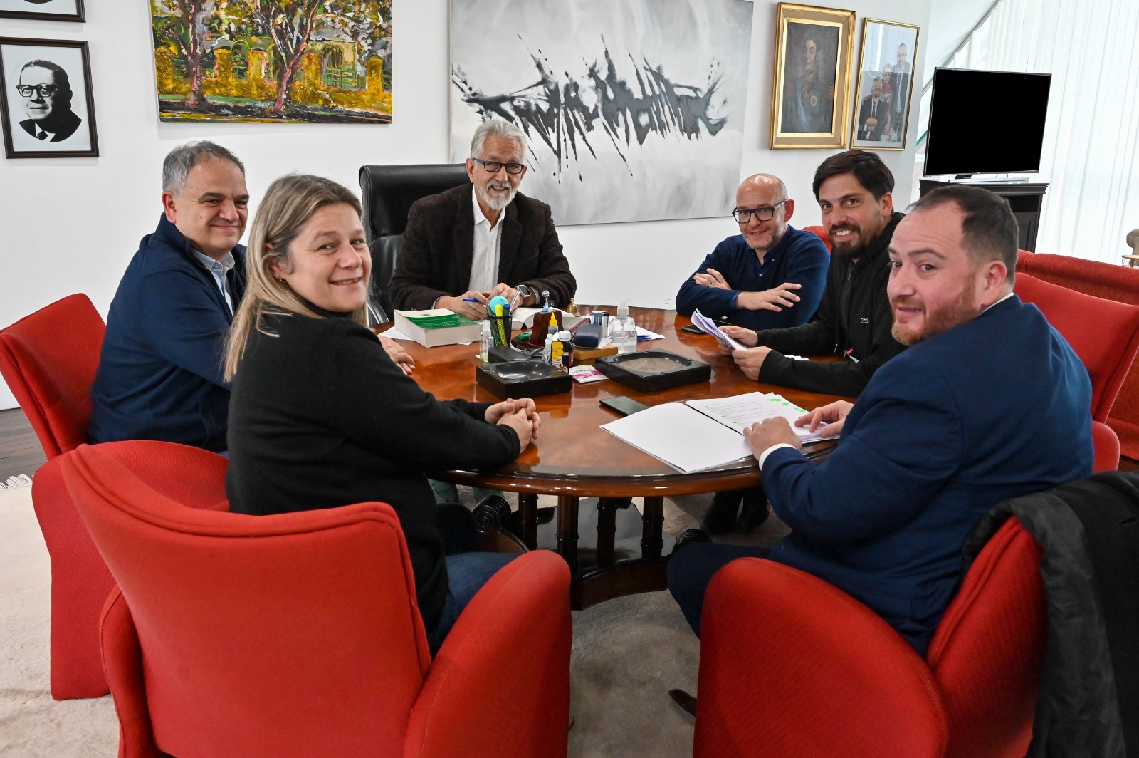 Read more about the article El gobernador mantuvo una nueva reunión con miembros de su gabinete
