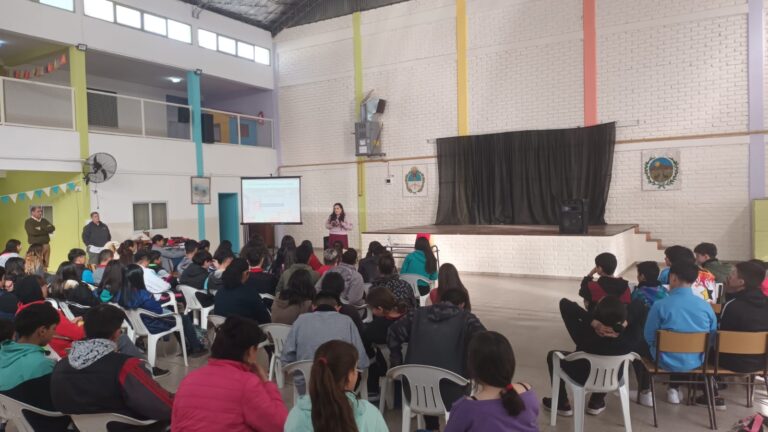 Lee más sobre el artículo “Pensar, empatizar y respetar”: Charla sobre Ciberbullying en Villa Mercedes