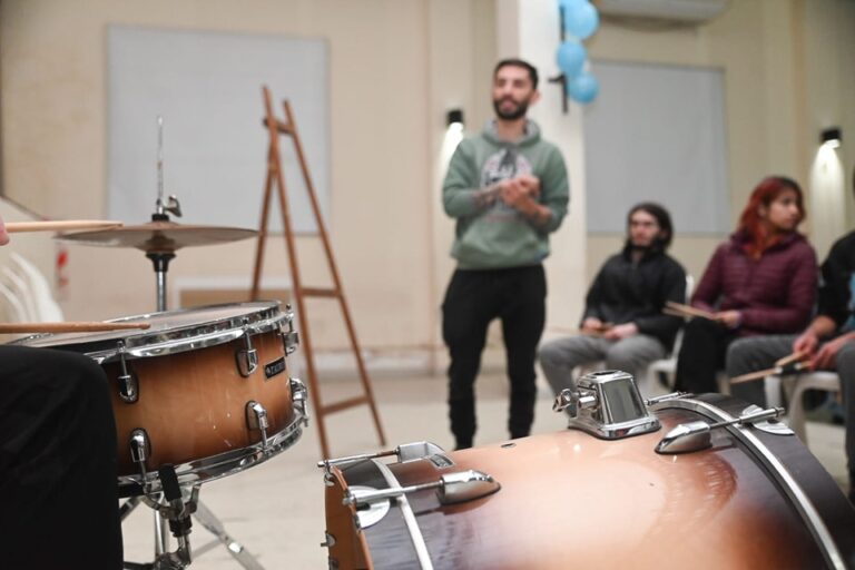 Lee más sobre el artículo Aprende a tocar la batería en Casa de la Cultura