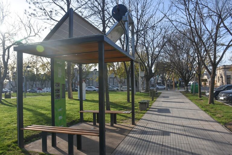 Lee más sobre el artículo Ahora podés cargar tu celu y agua caliente en dos plazas de la ciudad