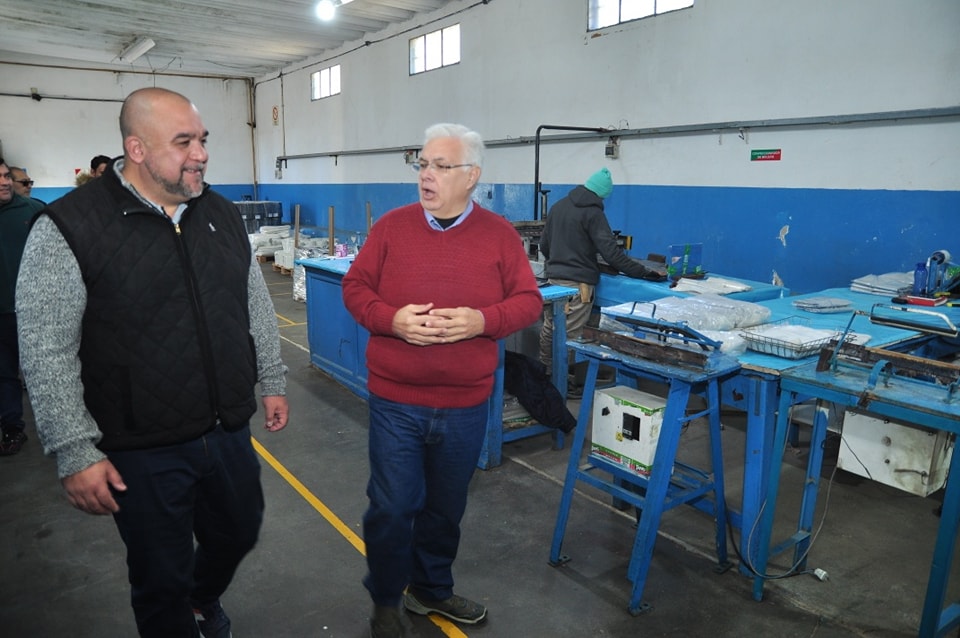 You are currently viewing El intendente visitó la fábrica Polimer y firmó un convenio con la empresa