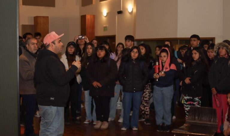 Lee más sobre el artículo Una escuela de Santa Rosa llegó a los estudios de Casa de la Música