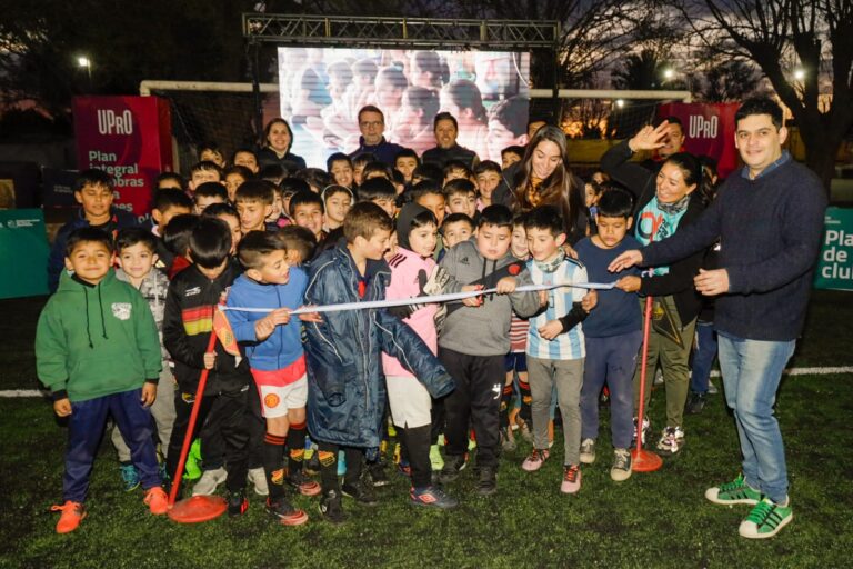 Lee más sobre el artículo Sportivo Pringles de Villa Mercedes inauguró su cancha de césped sintético y un nuevo sistema de iluminación