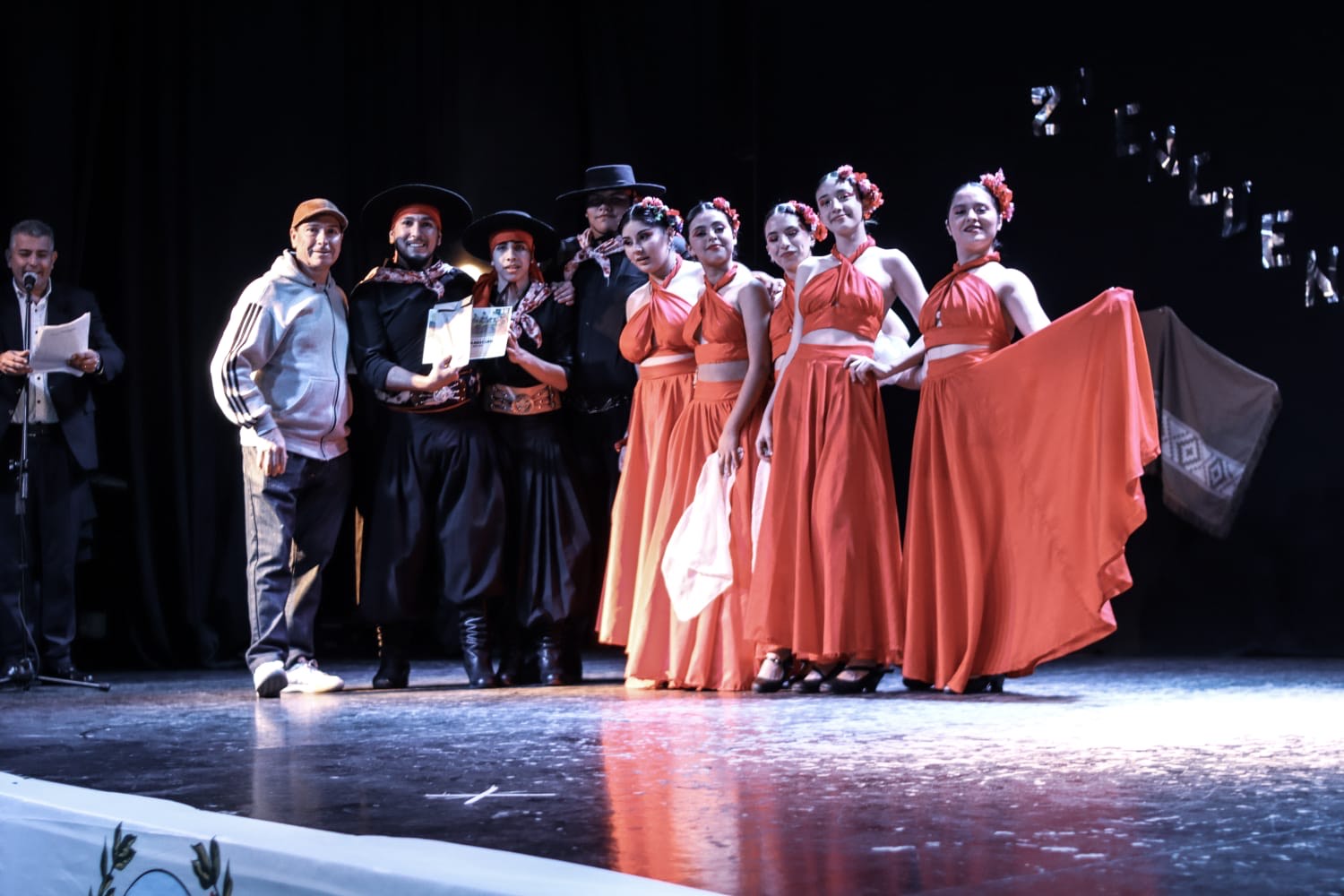 Read more about the article Otro domingo folclórico en el Teatro del Molino Fénix