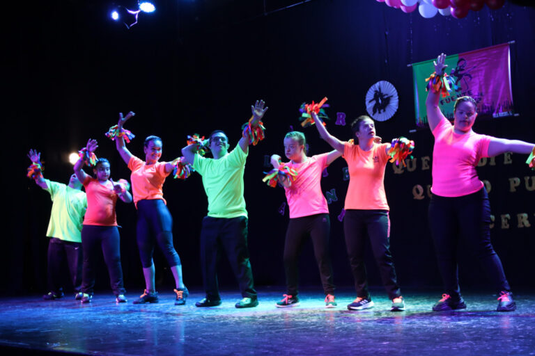 Lee más sobre el artículo Este sábado la Academia Fuente de Luz llevó a cabo su gala en el Teatro del Molino Fénix
