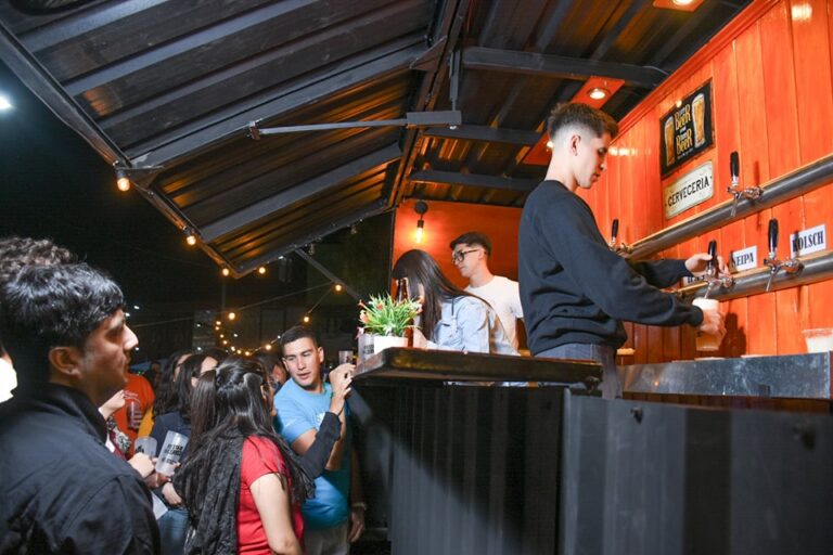 Lee más sobre el artículo Miles de vecinos y vecinas disfrutaron de la Fiesta de la Cerveza