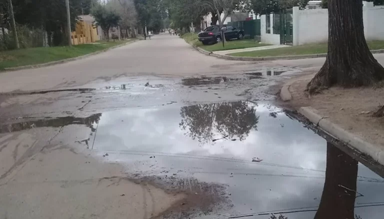 Lee más sobre el artículo Villa Mercedes: Vecinos del barrio San José reclaman la reparación urgente de una cloaca rota 