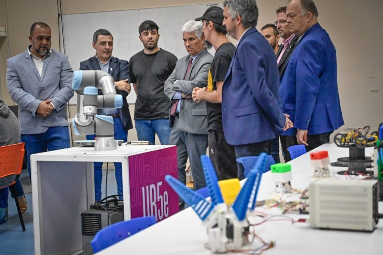 Lee más sobre el artículo El Gobernador Claudio Poggi visita la Universidad Provincial de Oficios (UPrO) en pleno funcionamiento