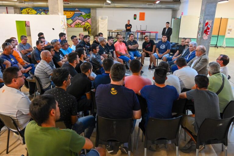 Lee más sobre el artículo Villa Mercedes: Gobernador se reúne con extrabajadores de Dánica para abordar despidos