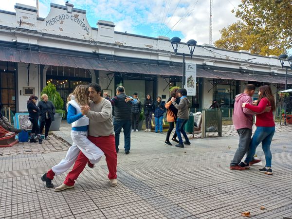 Lee más sobre el artículo Tango al aire libre: una tarde de pasión y ritmo en La Casa de la Cultura