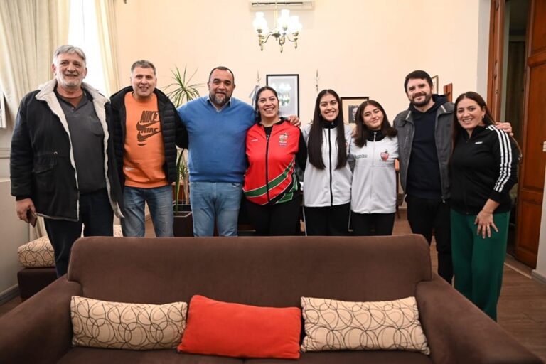 Lee más sobre el artículo El Intendente Frontera recibe a equipos de cestoball para celebrar logros y planificar el futuro