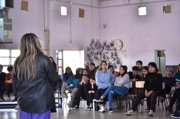 Lee más sobre el artículo Ciclo Voces: La Subsecretaría de la Mujer visitó la escuela Bernardino Rivadavia