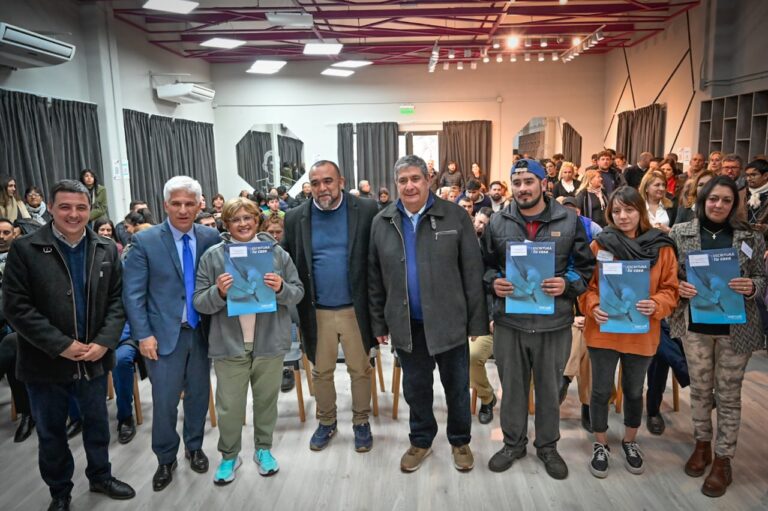 Lee más sobre el artículo Familias de Villa Mercedes celebran la propiedad de sus hogares con la entrega de escrituras
