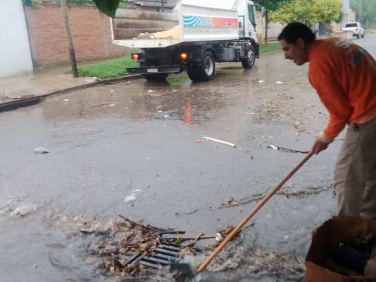 Lee más sobre el artículo Continúan los trabajos de limpieza en bocas de tormenta y desagües pluviales