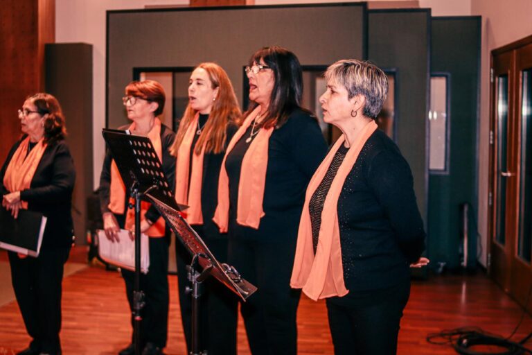 Lee más sobre el artículo El coro municipal de Unión grabó canciones en la Casa de la Música y cumplió un sueño colectivo