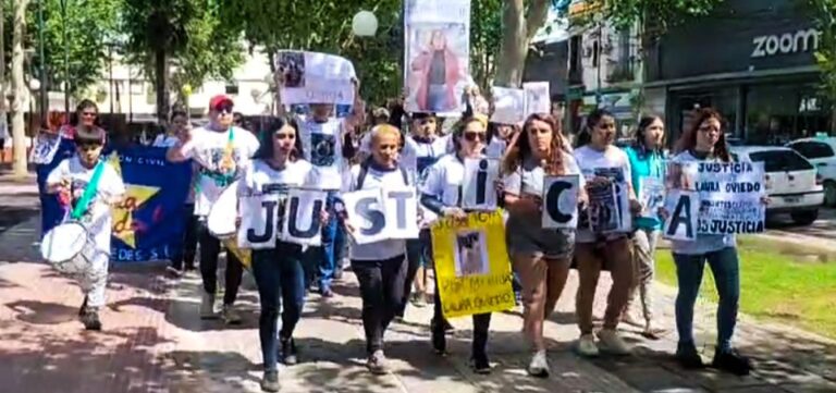 Lee más sobre el artículo Familiares de Laura Oviedo marchan en Villa Mercedes para exigir justicia y la detención del conductor involucrado en su muerte.