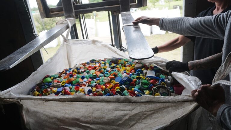 Lee más sobre el artículo 28 bolsones de tapitas fueron enviados a la Fundación Garrahan gracias al compromiso local con el reciclaje