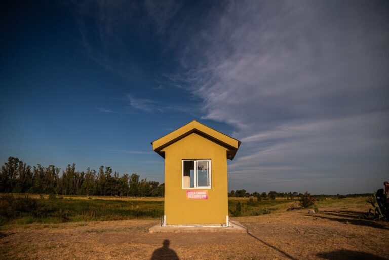 Lee más sobre el artículo Estudiantes de la UPrO construyen garita de seguridad para el Parque Espejos de Agua