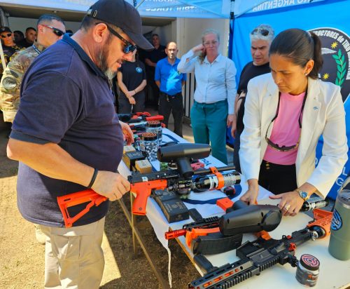 Lee más sobre el artículo Capacitarán a las Fuerzas de Seguridad de San Luis en el uso de armas no letales Byrna