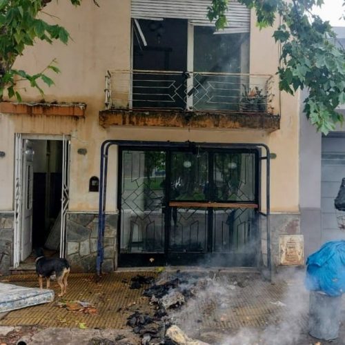 Lee más sobre el artículo Villa Mercedes: la Policía rescató a dos hombres durante el incendio de un departamento
