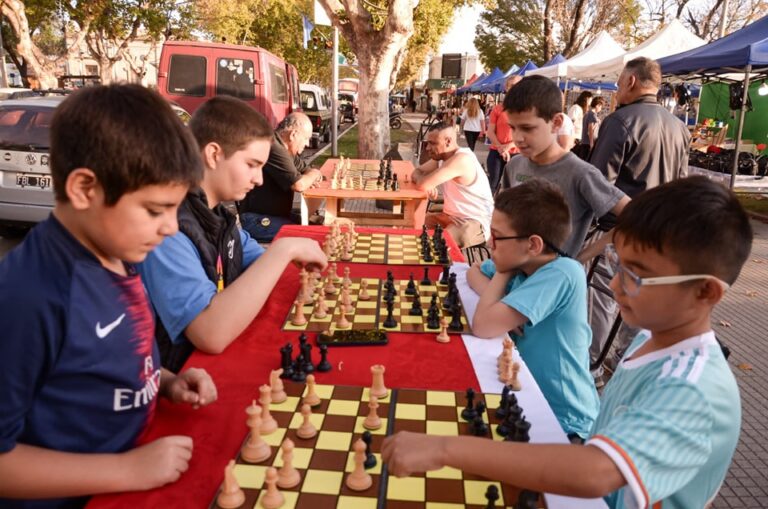 Lee más sobre el artículo Tarde de ajedrez en la plaza San Martín: una invitación a pensar y jugar al aire libre
