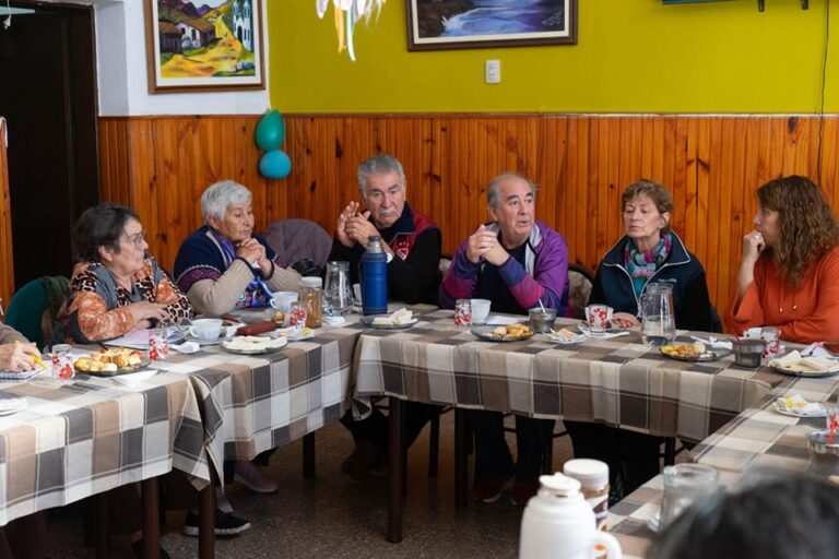 Lee más sobre el artículo Encuentro con adultos mayores en el Club de los Abuelos: diálogo y propuestas compartidas